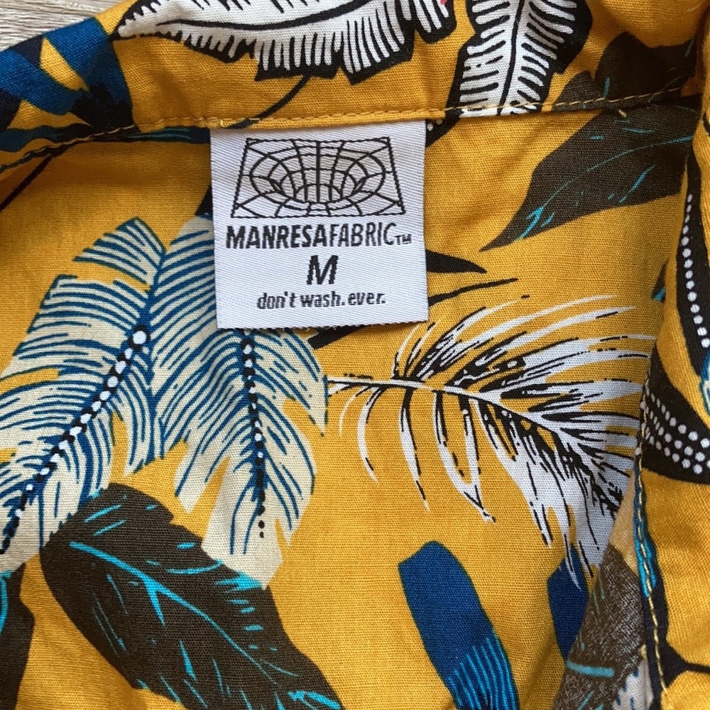 Men’s short sleeved button down - Picture 2 of 3